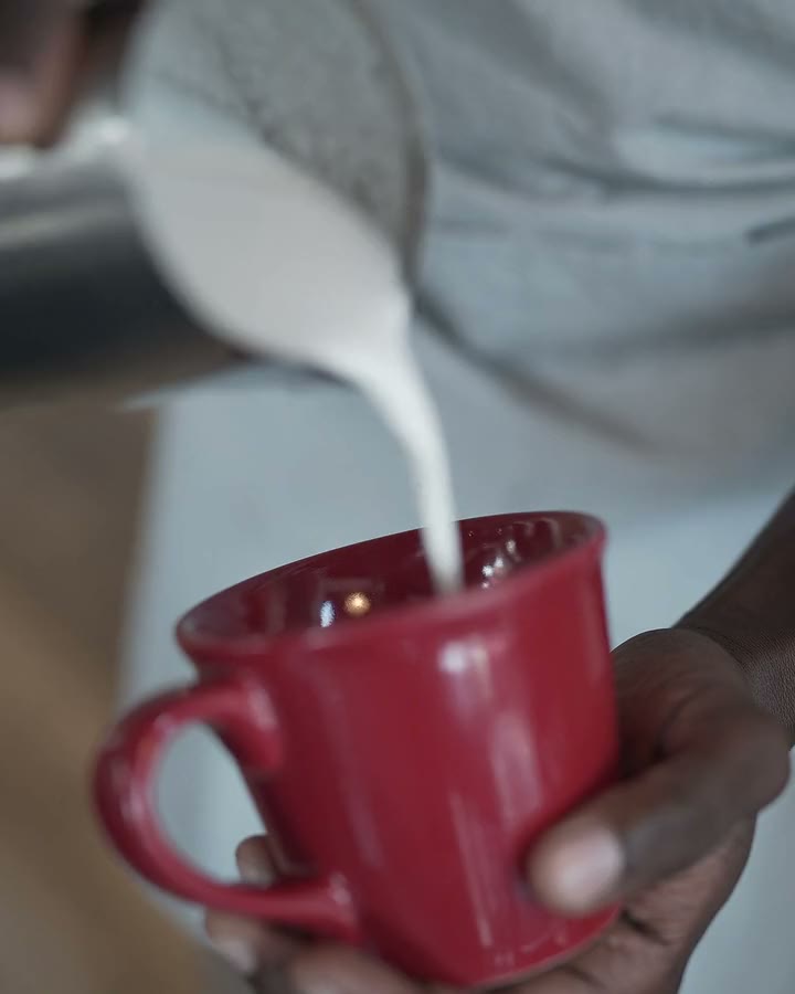 Jarra Cremera en Acero para Leche en video